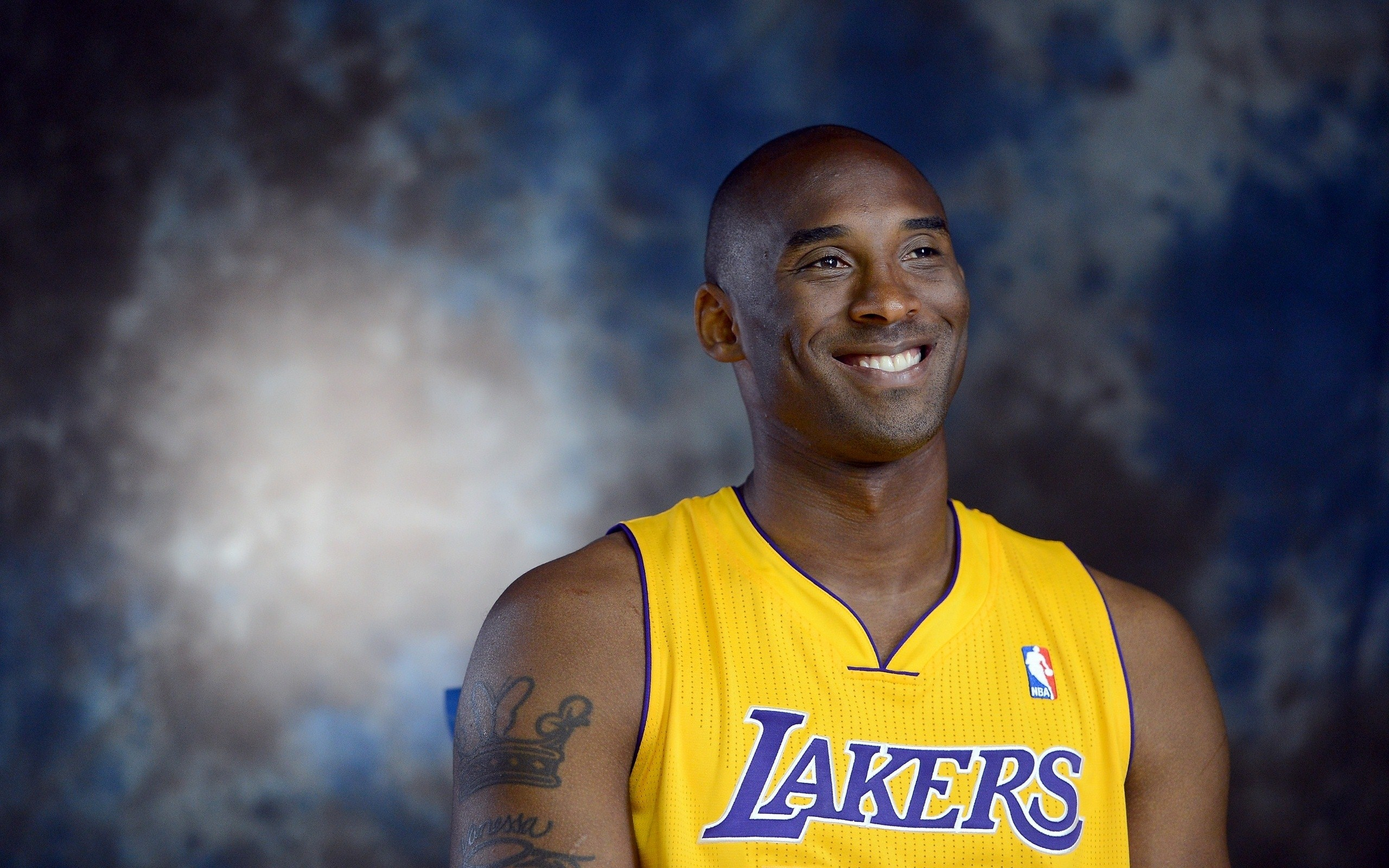 和两名女选 和两名女选